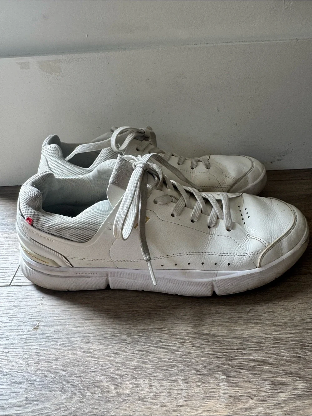 ON Men's White Leather Sneakers - Classic Low-Top. Size 10. The Roger